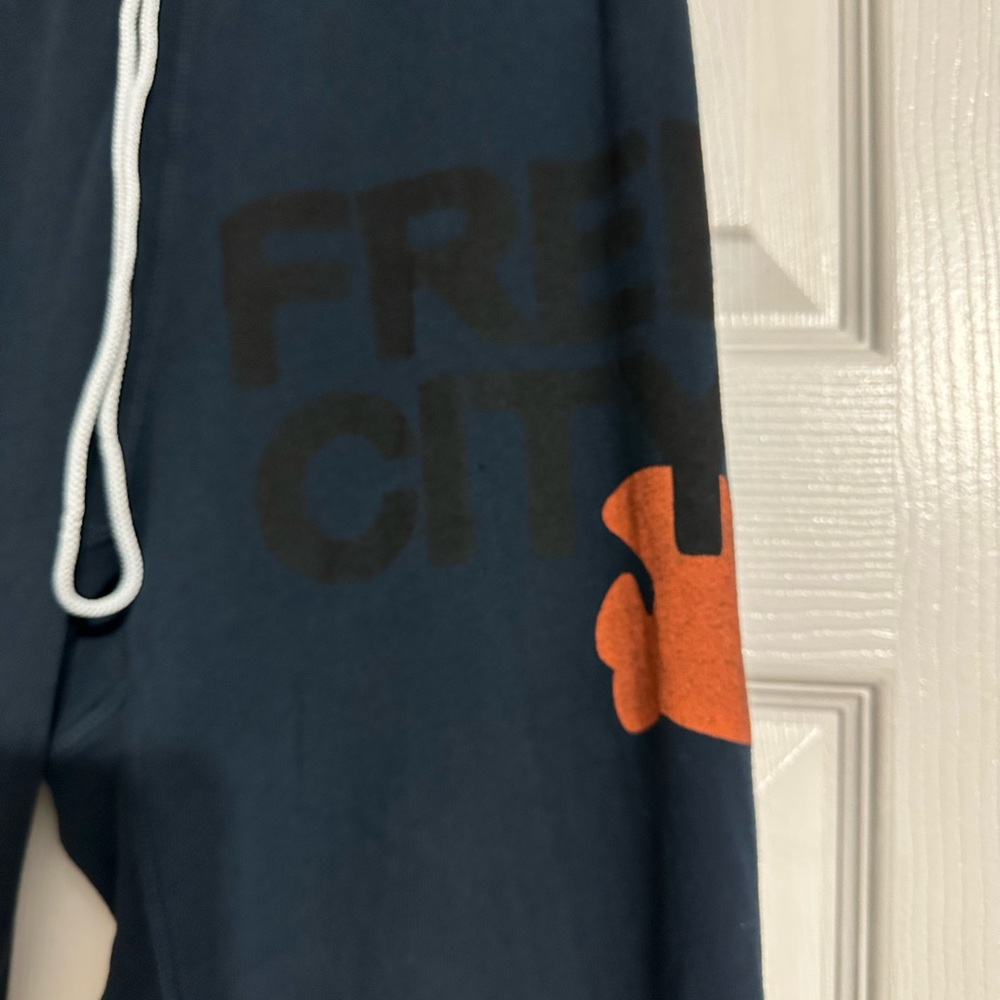 Freecity 3/4 sweats in navy, size small, gently worn